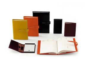 Volumi, Accessoires de bureau tels que les ordinateurs portables, agendas recouverts de cuir