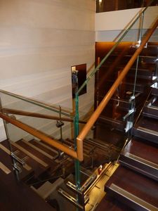 Escaliers en acier inoxydable poli, Construction et l'installation d'escalier pour salles d'exposition et les htels