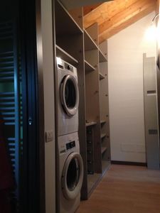 Armoire dans le couloir dans le grenier, Meubles sur mesure pour le grenier, avec un espace pour laveuse et scheuse