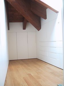 Armoires pour les salles de sous-toiture 04, Armoire en bois laqu blanc, mesure pour grenier
