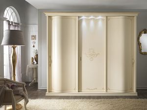 Chanel Patinata armoire, Armoire avec portes latérales arrondies