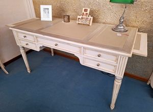 Art. 222, Bureau en bois laqu�, style classique