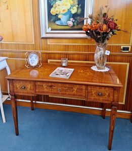 Art. 275, Bureau de style classique, avec incrustations