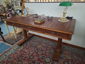 Art. 705, Bureau en racine et en cuir