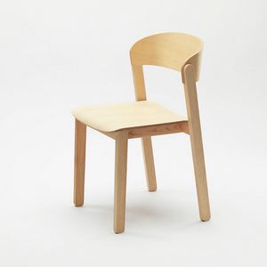 Pur, Chaise en bois empilable avec un attrait universel
