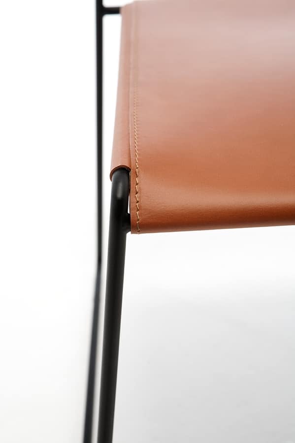Log leather, Des chaises en métal, assise et dossier en cuir régénéré, pour bar et restaurant
