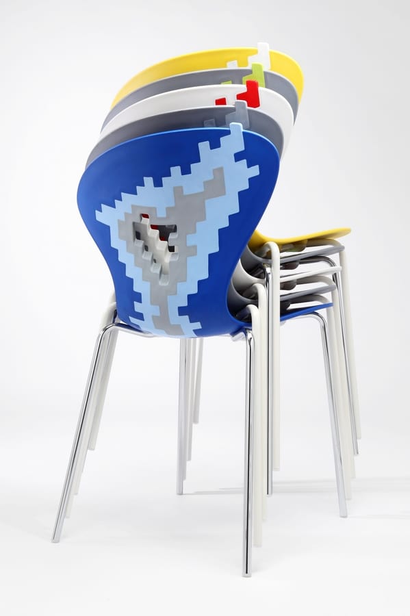 Big Bang, Des chaises en métal avec siège en plastique, pour une salle de conférence