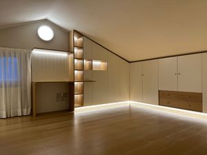 Biblioth�que et armoire sur mesure pour grenier, Mobilier sur mesure pour les combles, avec biblioth�que, bureau et penderie