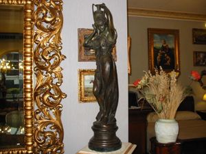Art.403, Statue en forme de femme