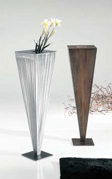 Zoe and Vic, Vase en acier chromes avec sellerie cuir