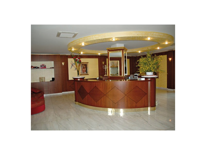 Hotel Imperiale, Réception pour l'hôtel, fait de bois précieux