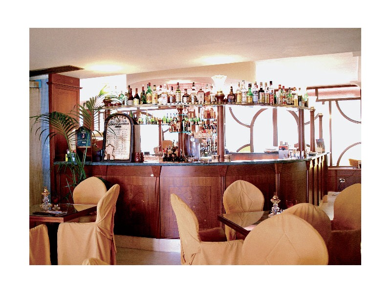 Regency Hotel 2, Fabriqué sur mesure comptoir de bar, de la structure de bois fin, dessus de marbre