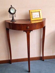 Art. 30, Console avec un haut semi-circulaire, style classique