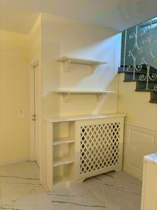 Boiserie de sous-sol avec radiateur, Boiserie de dessous en bois laqu� blanc