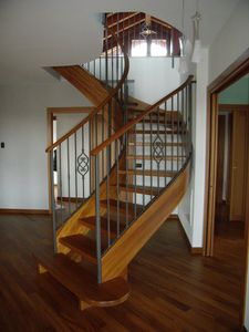 Art. E02, Escalier courbe en bois et fer