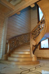 Art. E06, Escalier en bois avec de belles sculptures
