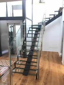 Art. G15, Escalier avec marches en verre
