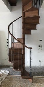 Art. H06, Escalier en colimaon avec parapet en fer forg