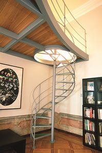 BC.07, Escalier en colimaon en fer avec loft en bois