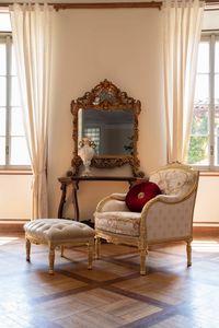 Chiara fauteuil, Fauteuil de style Louis XVI