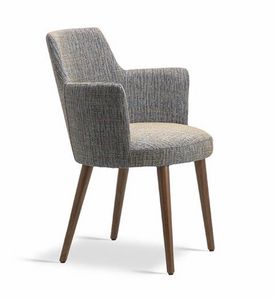 Elen P, Fauteuil en bois avec une ligne classique