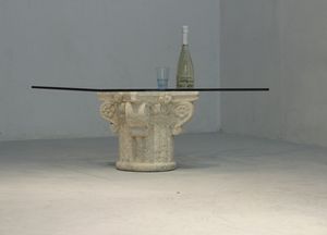 San Giorgio, Table basse avec plateau en verre, base en pierre décorée à la main