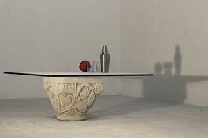 San Romano, Petite table avec élégante sous-sol de pierre, des décorations artisanales