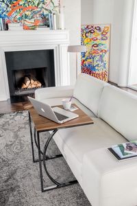 DETROIT, Table basse avec un design linéaire, en métal et en verre, pour la salle de lecture