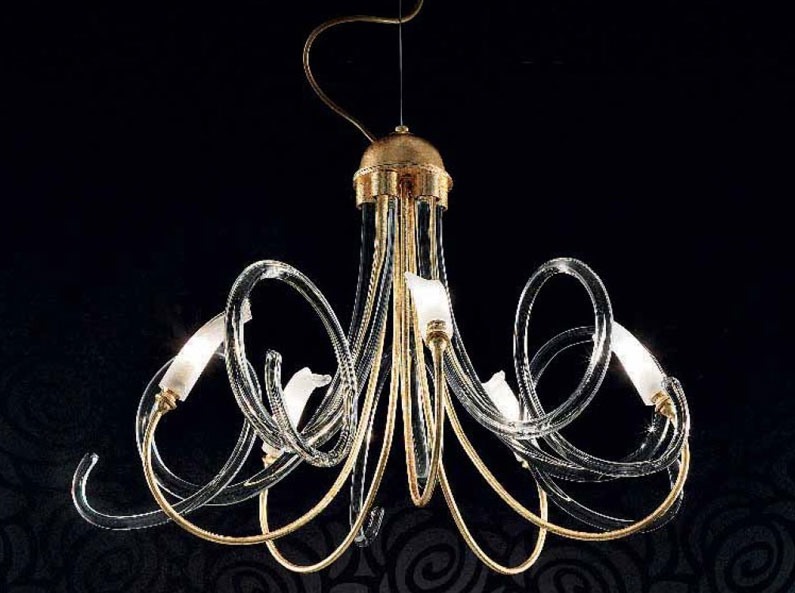 Chic chandelier, Lustre à armature métallique, spirale en verre de Murano