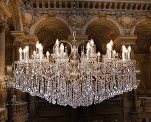 Art. 737/24, Grand lustre de style classique avec cristaux