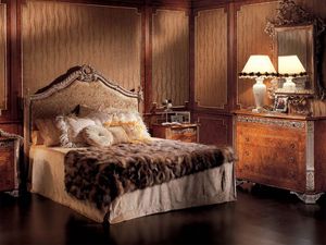 162, Classique lit en bois sculpt, avec tte de lit rembourre