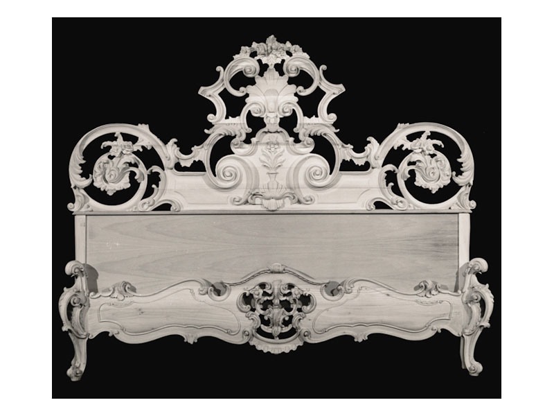 Bed art. 58, Lit de style classique avec structure en bois décorée