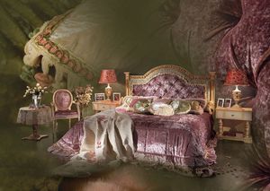 Esmeralda, Lit avec tte de lit sculpt  la main , une chambre de luxe