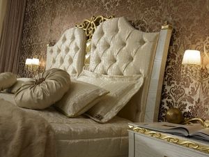 Gold lit, Lit avec tte de lit touffue, dcorations en or et pierres prcieuses