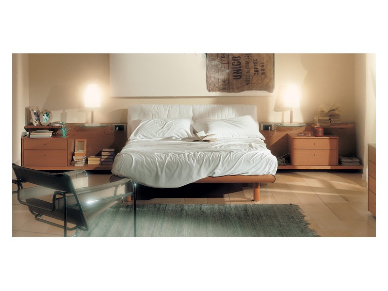 Bedroom 93, Lit avec tête de lit capitonnée, structure en bois en finition cerisier, étagères coulissantes