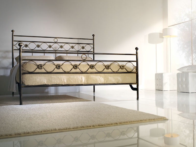 Double bed Incanto, Lit double de fer avec des décorations classiques
