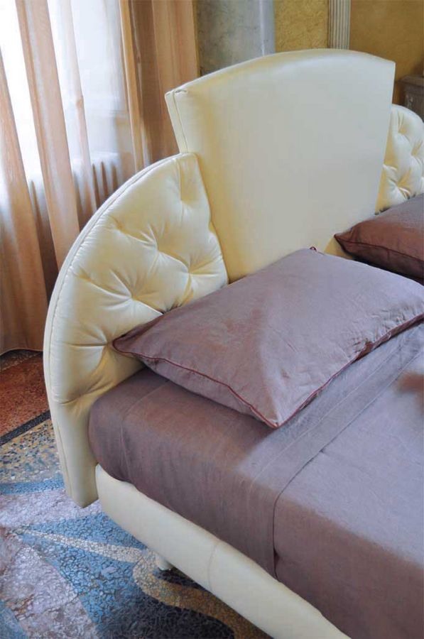 Prestige, Lit rembourré traditionnel, tête de lit avec 3 panneaux, pour les hôtels