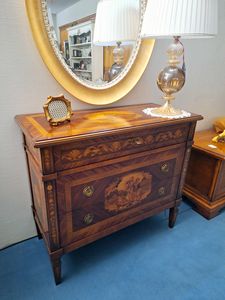 Art. M701, Coffre de tiroirs de style maggiolini, avec incrustation