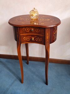 Art. 18, Table d'appoint en noyer incrust�e, style classique