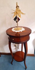 Art. 22, Table d'appoint rond de style classique, avec 1 tiroir