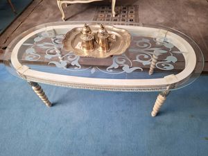 Art. 502, Table basse avec dessus en cristal avec des d�corations de sable