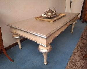 Art. 315, Table basse laqu�e classique, avec haut de feuille en argent