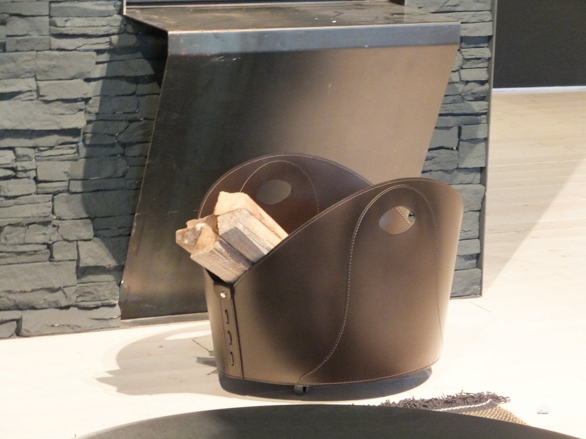 Porte-bûches en cuir et métal laqué noir - Rangement bûches bois