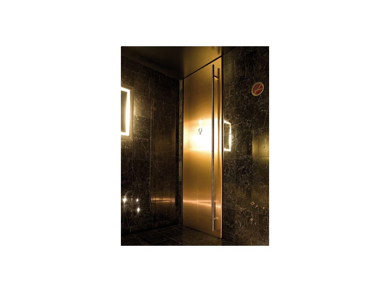 Fusion, Portes avec finition laque noire, pour salles de bains et un bar de l'hôtel