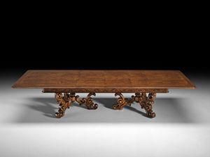 Art. 854 table, Table avec des sculptures sophistiques et complexes, style classique