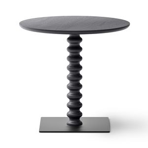 Gole, Table avec une colonne en bois sculpt�