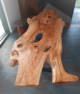 Coratilla, Table avec plateau sinueux en bois d'olivier massif