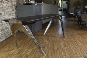 EREISMA - VAR. 5, Table avec plateau en bois et support en acier inoxydable