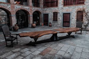 Hercules, Table avec un impressionnant plateau en bois de noyer