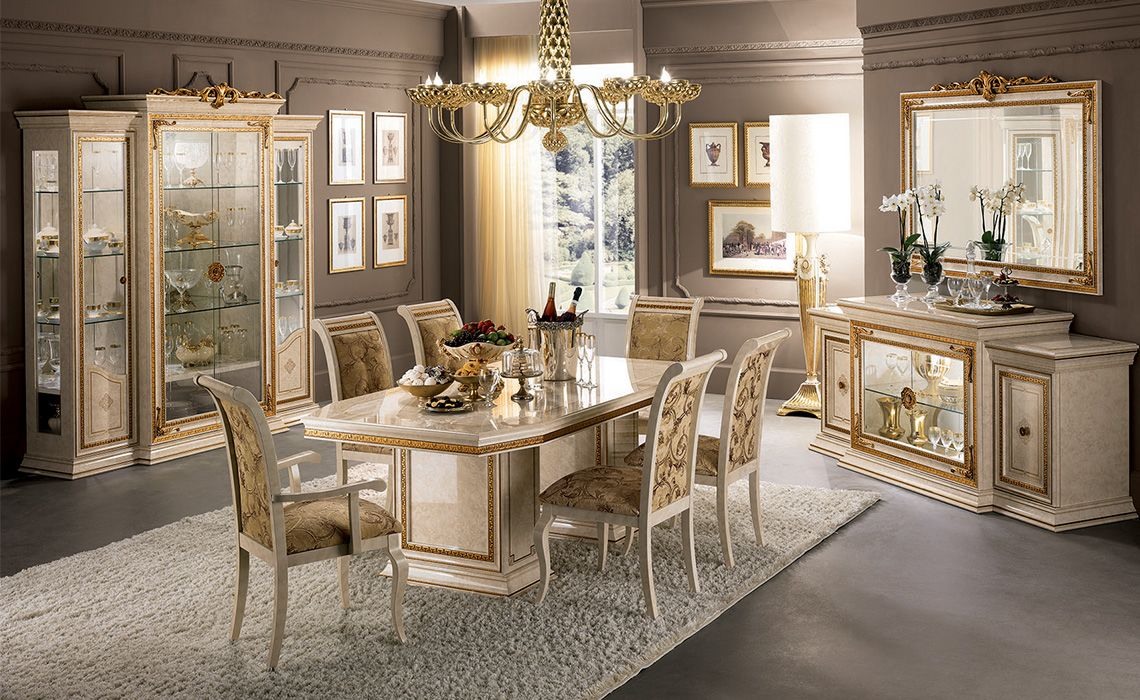 Le luxe classique de salle à manger, avec table, chaises et